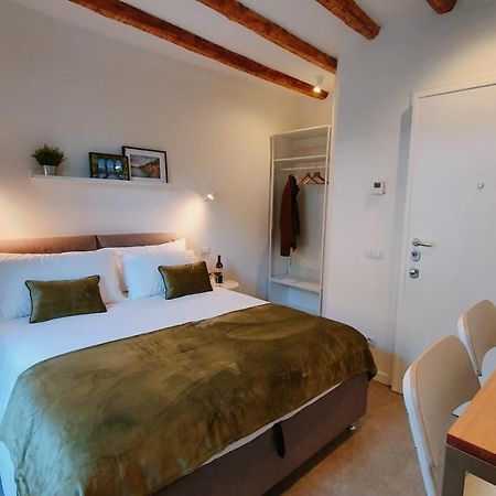 Foscolo 9 Room - Breakfast Como Bagian luar foto