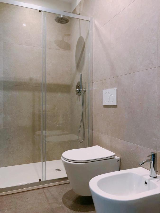 Foscolo 9 Room - Breakfast Como Bagian luar foto